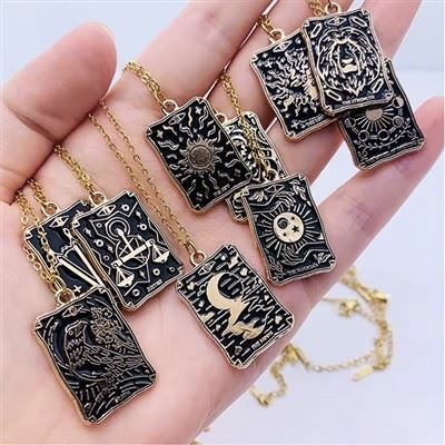 Kā notīrīt Tarot kaklarotu, nesabojājot materiālu?